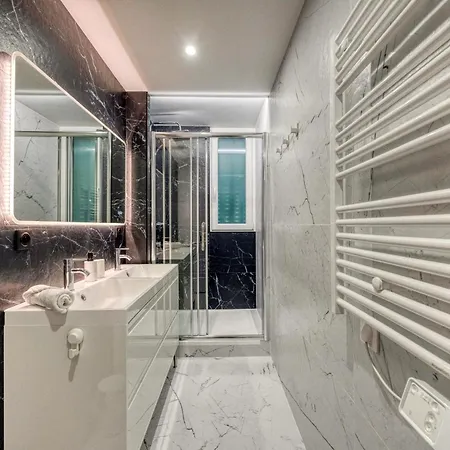 Le 18 Prevost - Square Apartmán